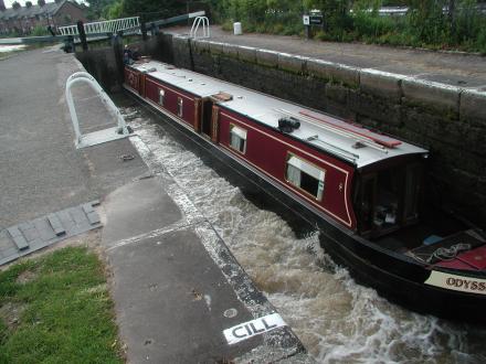 Looking towards Chester : Odyssey at Chemistry Lock No 39 (Taken on Wednesday 26th May 2004)<br />