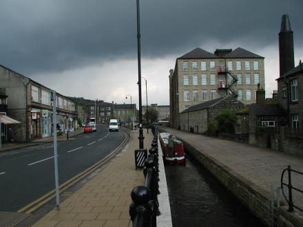 Heading East : Odyssey at Slaithwaite Narrows (Taken on Thursday 17th May 2001)<br />