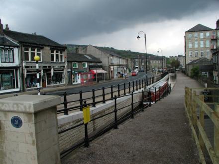 Heading East : Odyssey at Slaithwaite Narrows (Taken on Thursday 17th May 2001)<br />