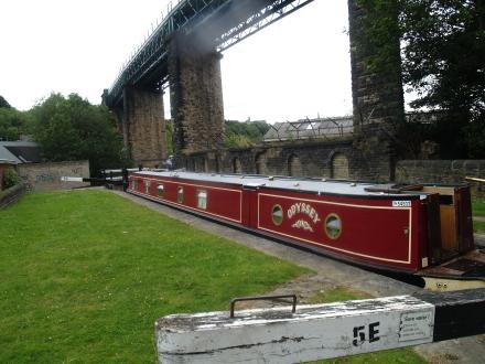 Descending the lock : Odyssey at Paddock Foot Lock No 5E (Taken on Friday 22nd July 2011)<br />